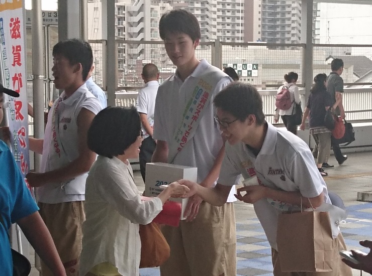 大会周知のためのティッシュ配り