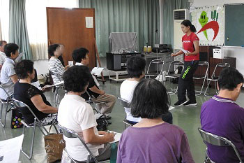 トレーニングの意義について説明する藤田さん