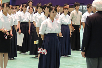 女子個人3位の岡村里緒選手（文学部3回生）