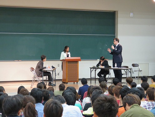 経済学部International Seminar & Conference 「Parliamentary Debateを通じて学ぶ英語コミュニケーション～英国モデルディベーター講演会～」