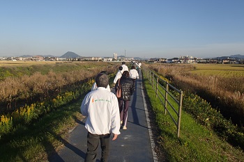 少し早めのペースで葉山川沿いをウォーキング