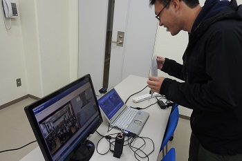 自己紹介をする学生