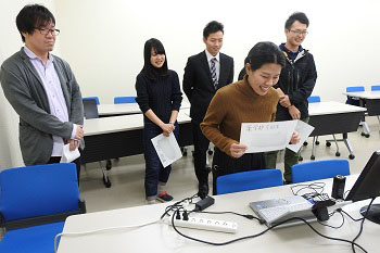 質問にこたえる学生