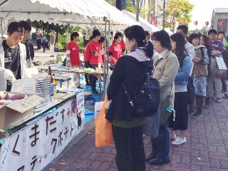 模擬店に並ぶ行列