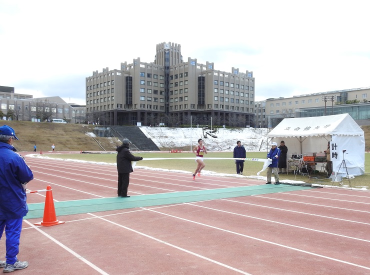 男子陸上競技部が1位でゴール