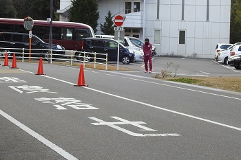 監察員をつとめる男子陸上競技部員