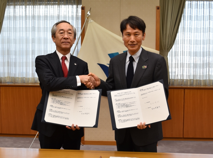 吉田学長（左）と三反園知事（右） 2月8日