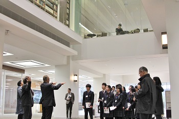 平井嘉一郎記念図書館を見学