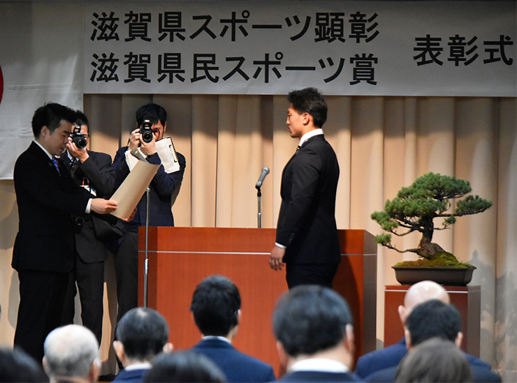 三日月大造知事より表彰状と記念品を授与する古川選手