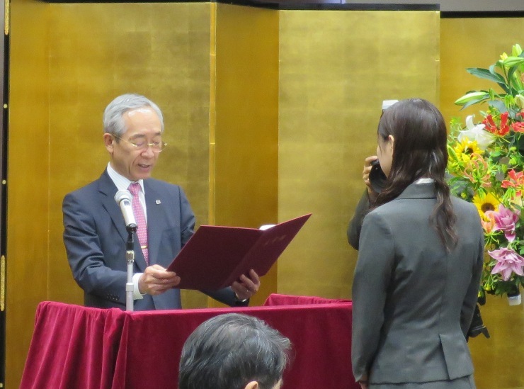 賞状授与の様子（右・山﨑一穂さん）