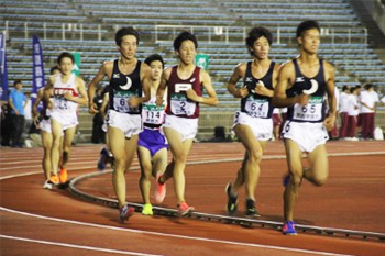 ライバル関西学院大学と競争する辻村選手