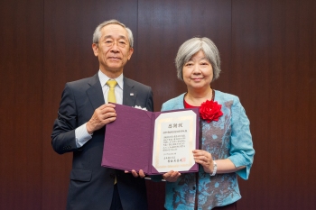 吉田美喜夫学長（左）、田口晶子ILO駐日代表（右）