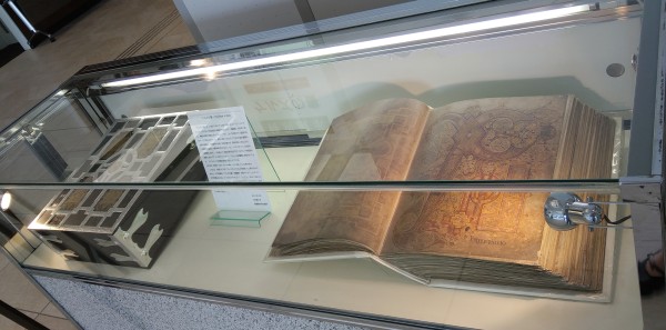 ケルズの書箱と本体