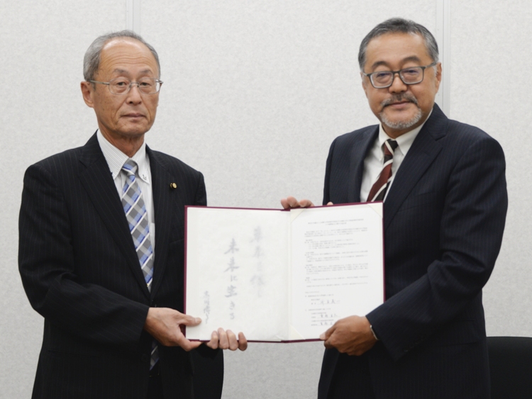 河並義一東近江市議会議長（左）と重森臣広政策科学部長・政策科学研究科長