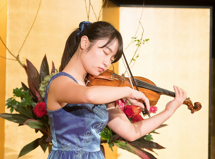 式典のオープニングでヴァイオリンを演奏する山口夏海さん