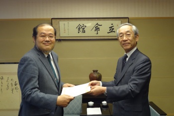 手嶋教授（左）と吉田学長