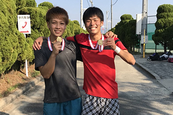 男子ダブルス優勝の安井・榊原ペア