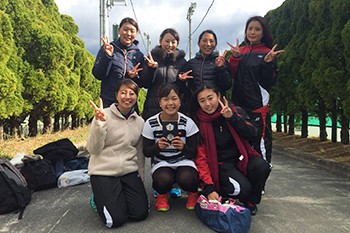 女子シングルス準優勝の川島選手(中央)