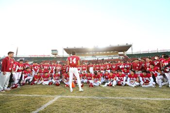 試合後キャプテンの話を聞く選手たち（写真／アフロ）