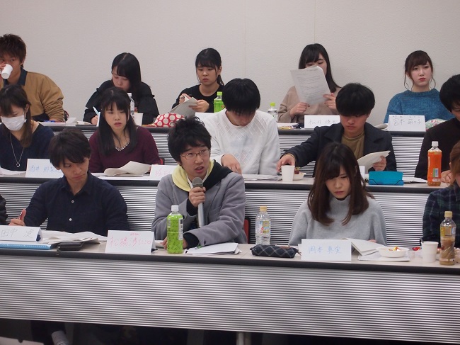 大学の垣根を越えた学術交流（インターゼミナール）でゼミ研究の成果を競いあう
