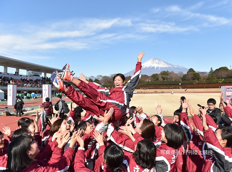 胴上げされる和田選手