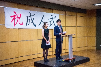新成人代表による決意表明　　　　　　　　（右）文学部2回生　　西岡遼太さん