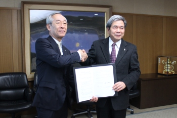 蒲島郁夫・熊本県知事（写真右）、吉田美喜夫・立命館大学長（写真左）