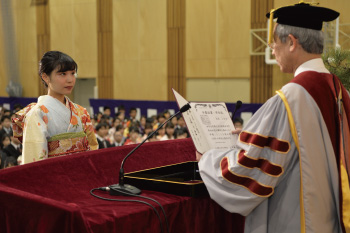 卒業証書を授与される学部総代・松本小夜子さん（文学部）