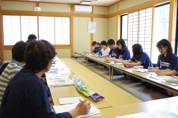 谷田部ネギについてのインタビューの様子