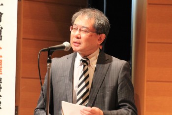 挨拶を行う君島東彦・国際関係学部長