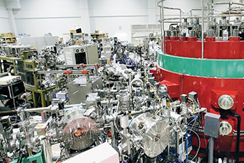 SRセンターの実験施設（右側にある円形の装置が放射光光源）