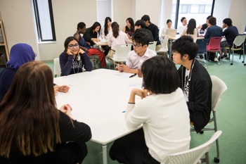 グループワーク中の学生たち（立命館大学）