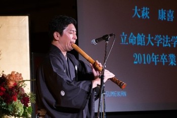 オープニングで尺八を演奏する大萩康喜さん