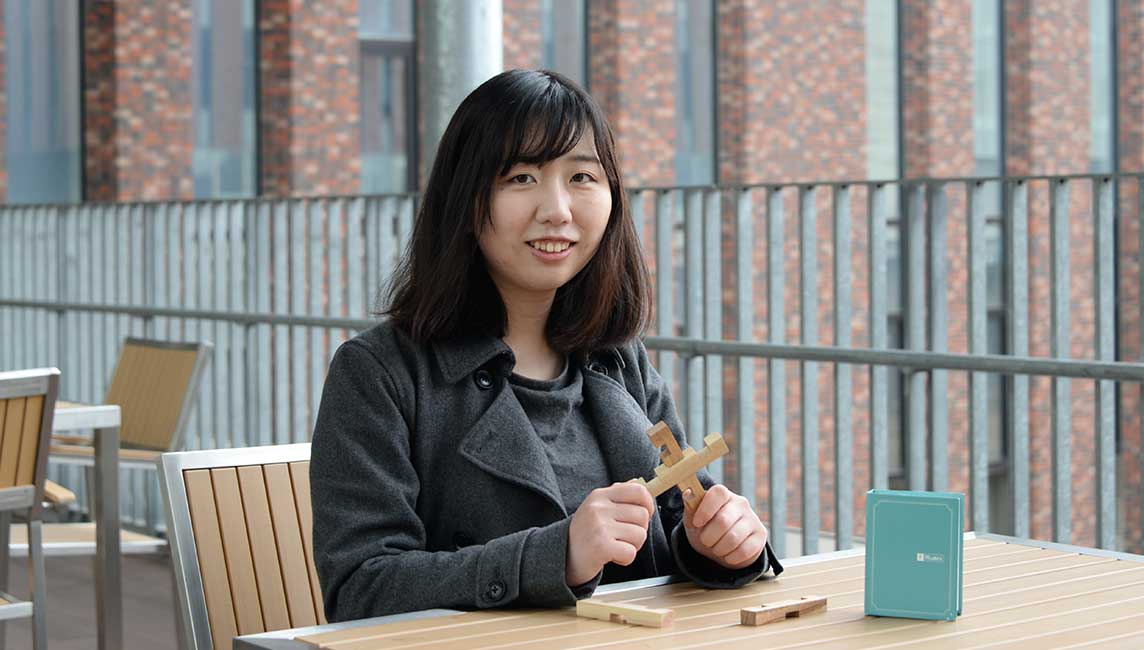 Rな人】卒業生への贈り物にこめた思い～卒業記念品の製作に取り組む