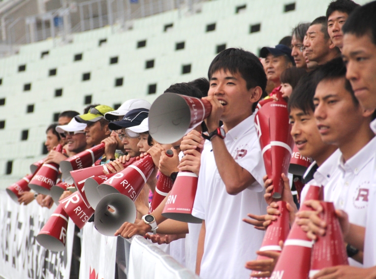 日本パラ陸上競技選手権大会で声援を送る部員ら（長居陸上競技場）