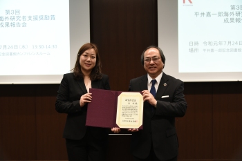 張悦氏（左）と仲谷善雄学長（右）