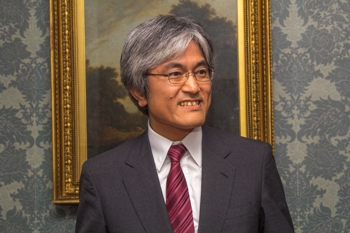 挨拶する中川毅教授