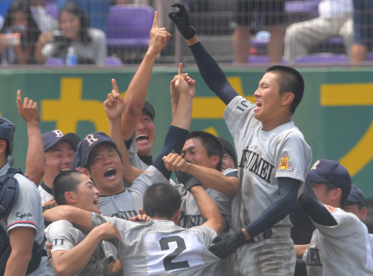 甲子園出場を決め、歓喜する立命館宇治ナイン