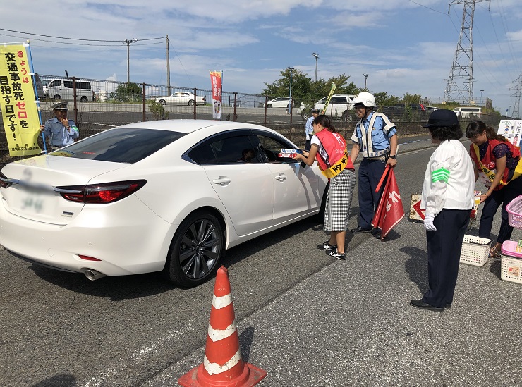 啓発品を手渡す学生