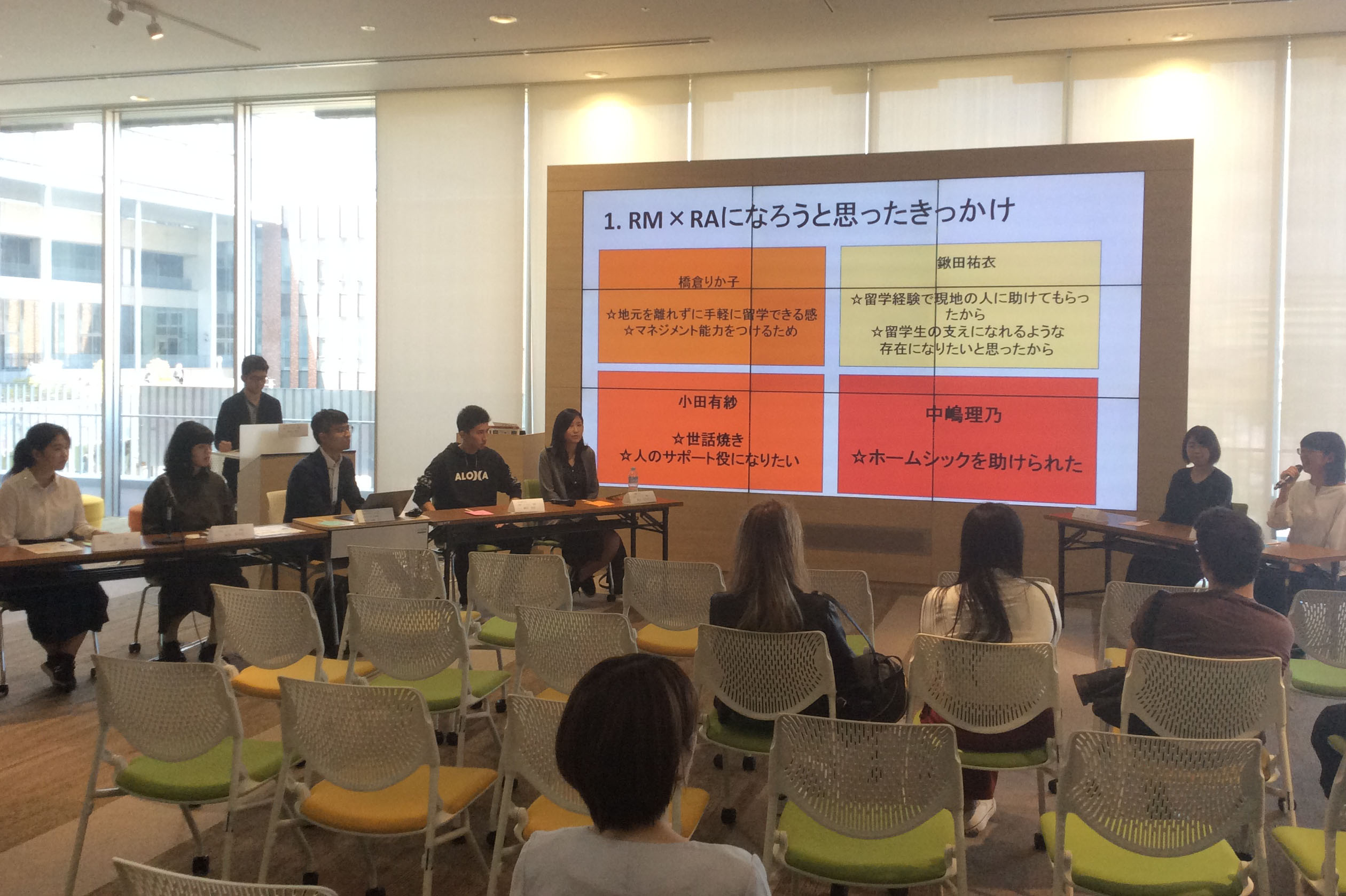お互いの報告に熱心に耳をかたむけます