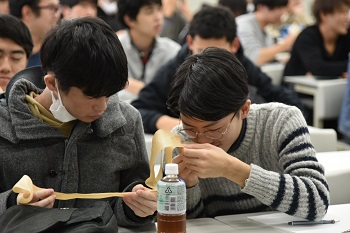 大カンナで削られたウッドペーパーが配られました