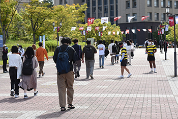 感染予防啓発をする体育会の学生たち