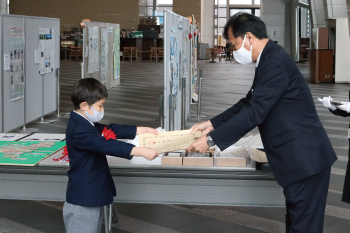 賞状を受け取る松井さん