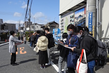 並んでいる学生