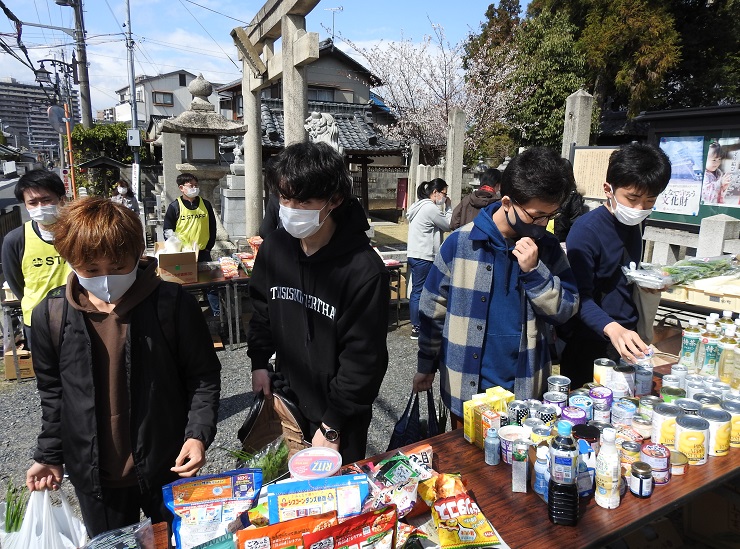 食糧品を選ぶ様子