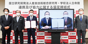 関係者による記念写真