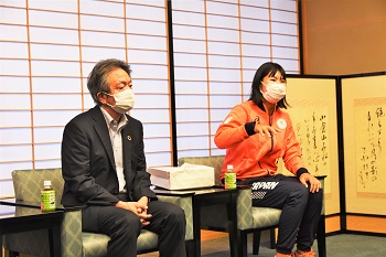 右：吉岡美帆選手　左：立命館大学ヨット部湖光会（OB会） 野口明会長