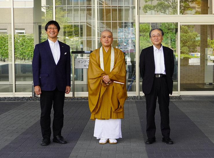 左から、伊坂忠夫・スポーツ健康科学部教授、光永圓道大阿闍梨、牧川方昭・理工学部教授