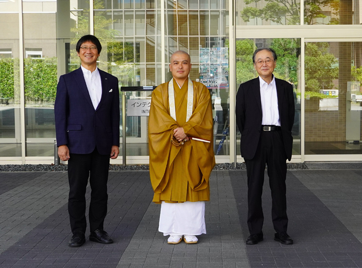 左から、伊坂忠夫・スポーツ健康科学部教授、光永圓道大阿闍梨、牧川方昭・理工学部教授
