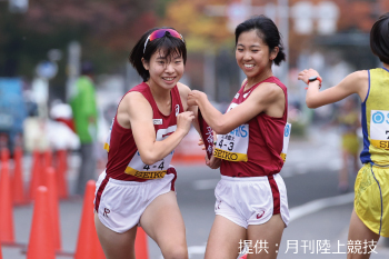 3区飛田選手から4区平岡選手への襷リレー